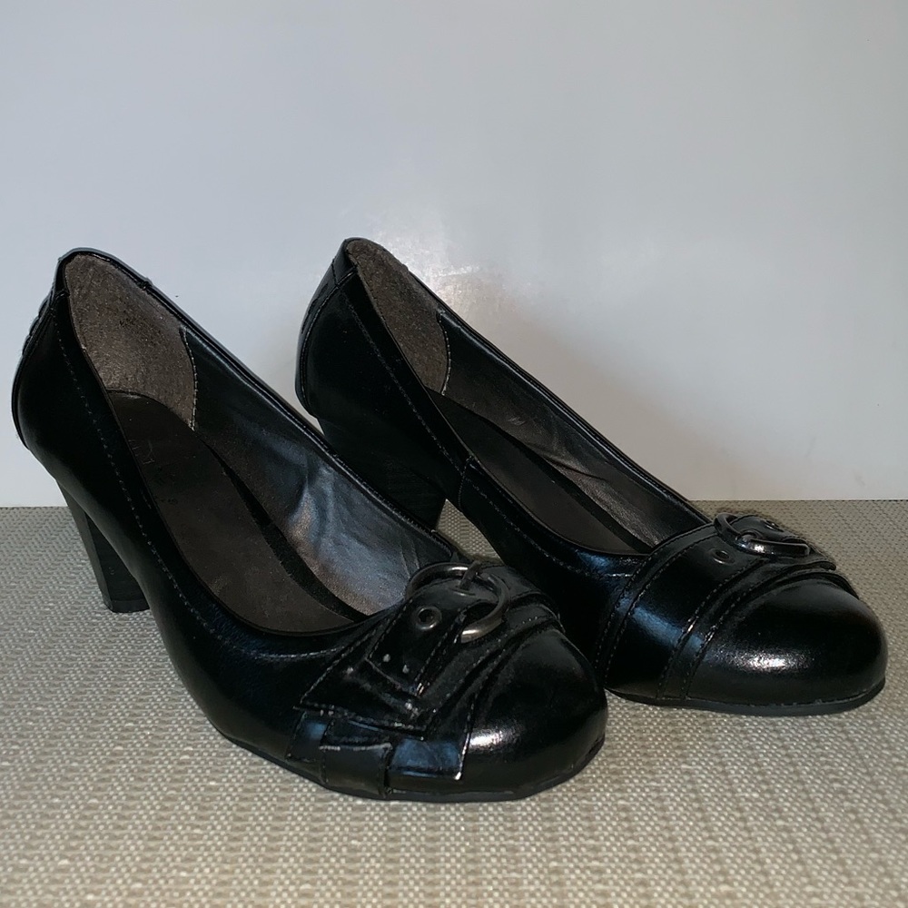 MAdeline Stuart black heels SIze: 7W